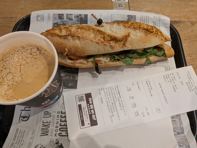 空港のカフェで朝食