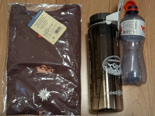 グリンデルワルトのモンベルで調達したもの+スイスの水のペットボトル